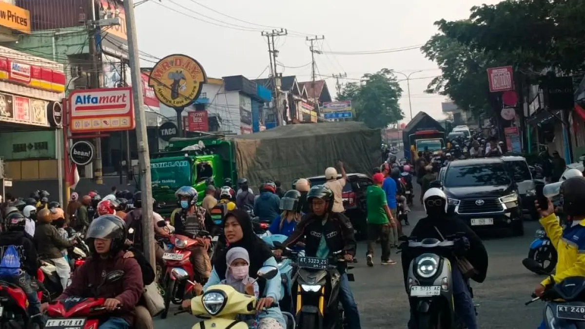 Kecelakaan truk diduga rem blong menabrak motor dan tiang PJU di Km 1 Balikpapan